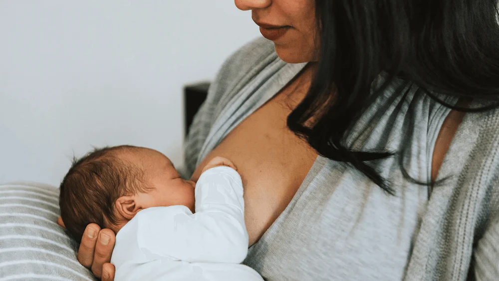 Madre amamantando a su bebé recién nacido